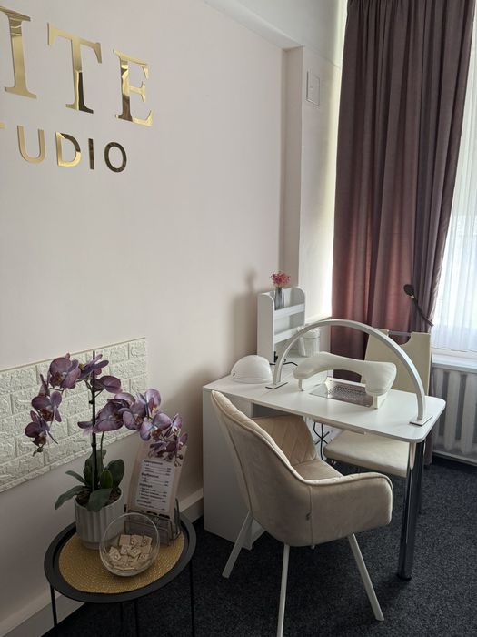 Здається в оренду місце для майстра манікюру.