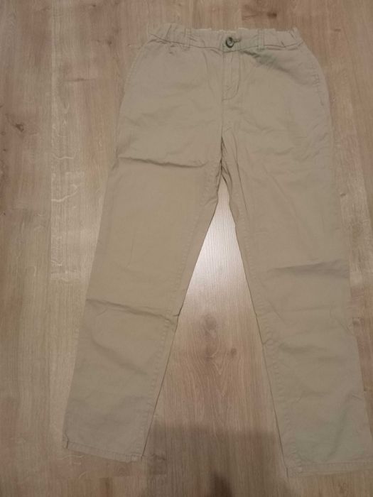 140 HM prawie nowy zestaw spodni beżowo brązowych chłopięcych