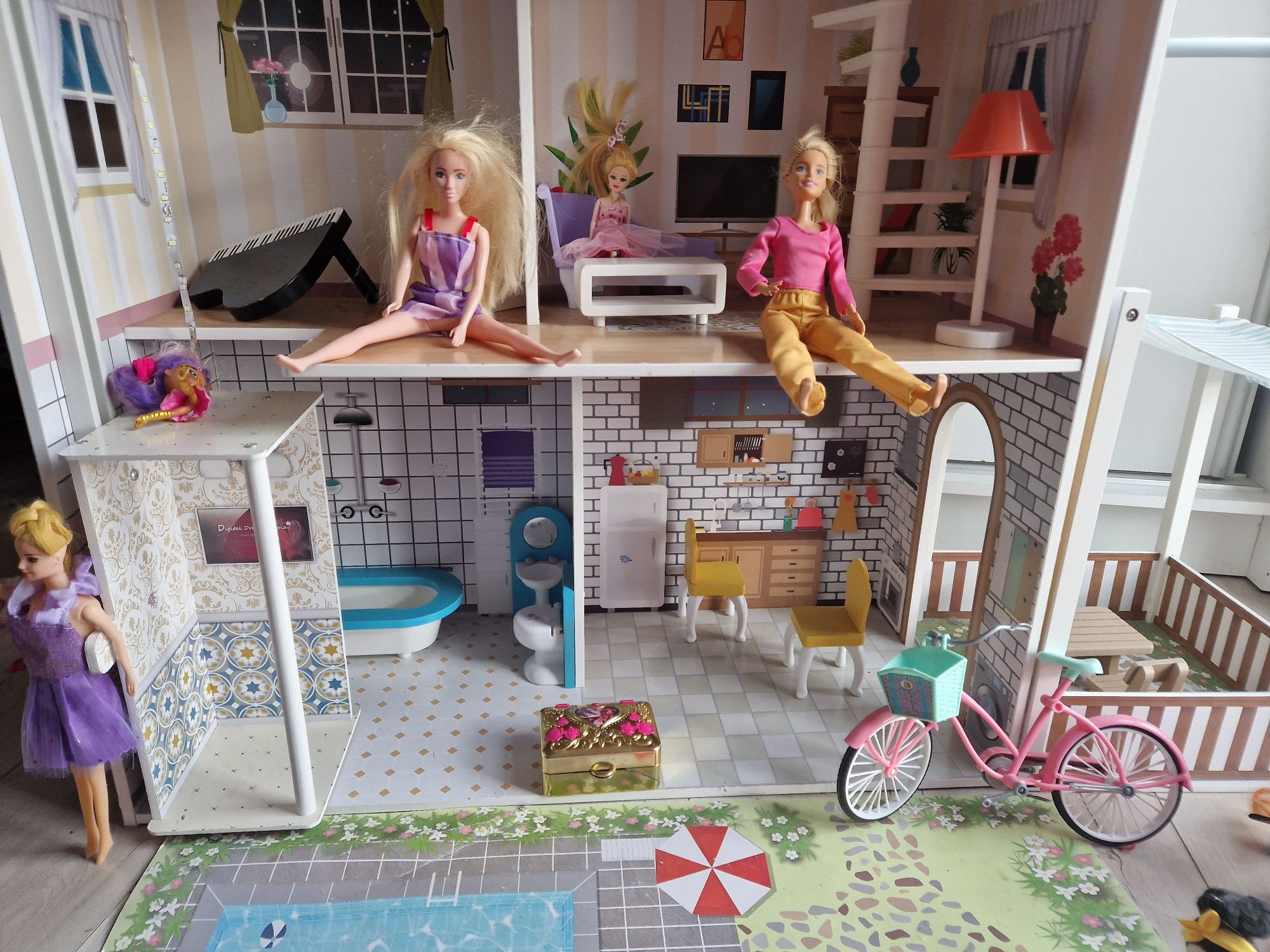 Domek drewniany dla lalek z lalkami i dodatkami