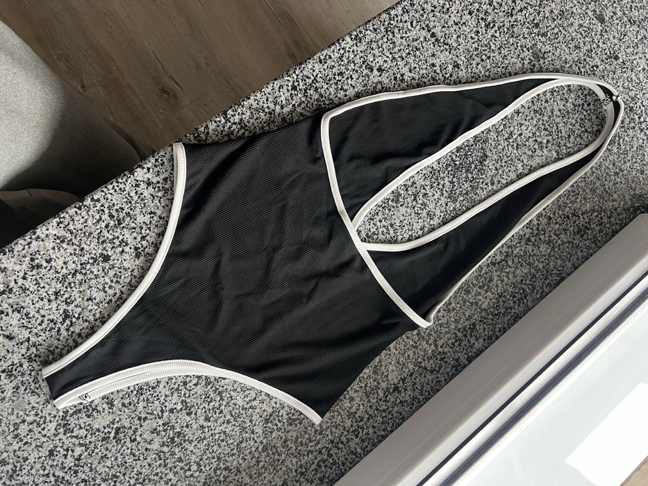 Боді з глибоким вирізом