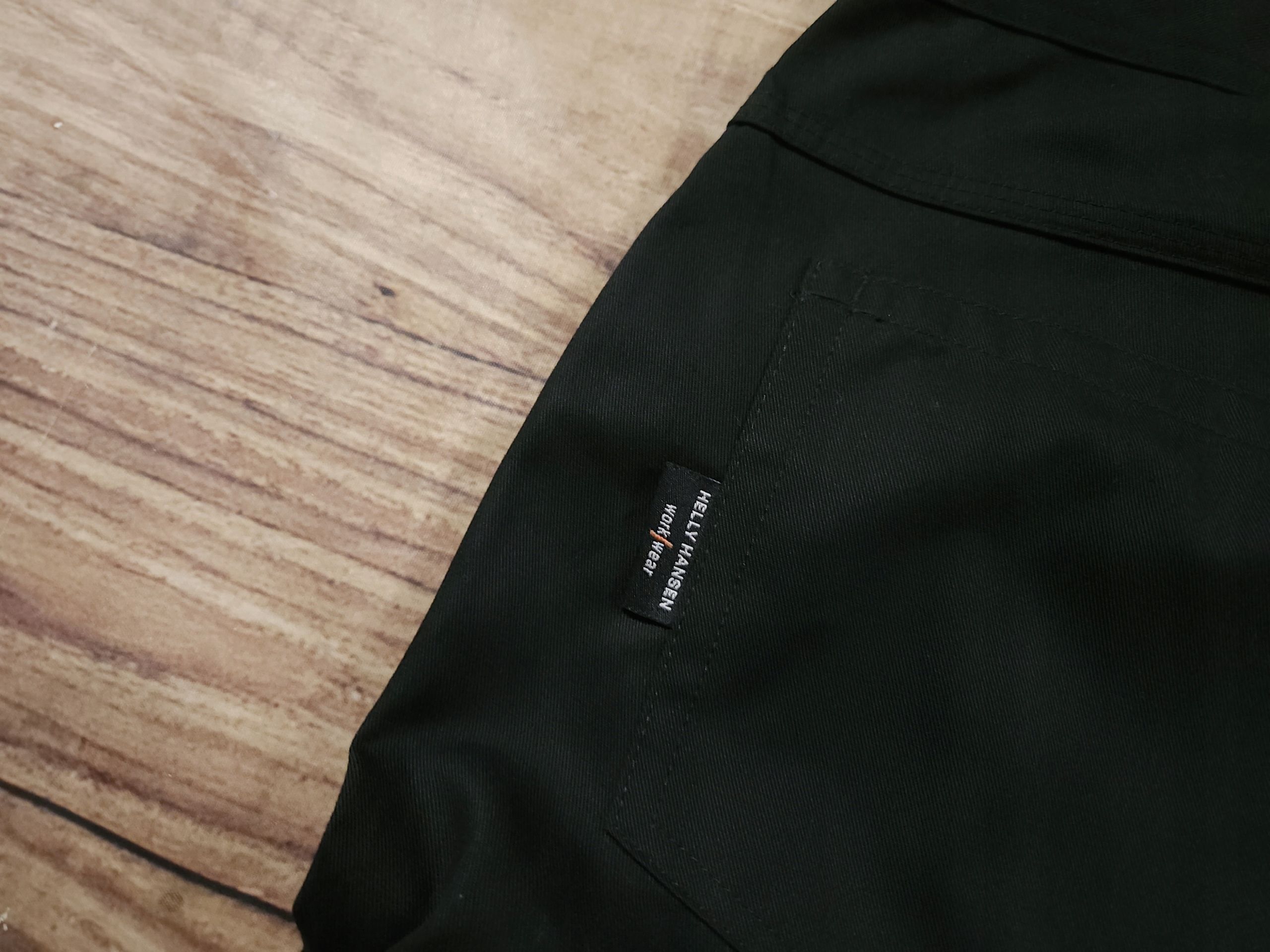 HELLY HANSEN WorkWear Spodnie Robocze Cargo Czarne Logowane r. C44