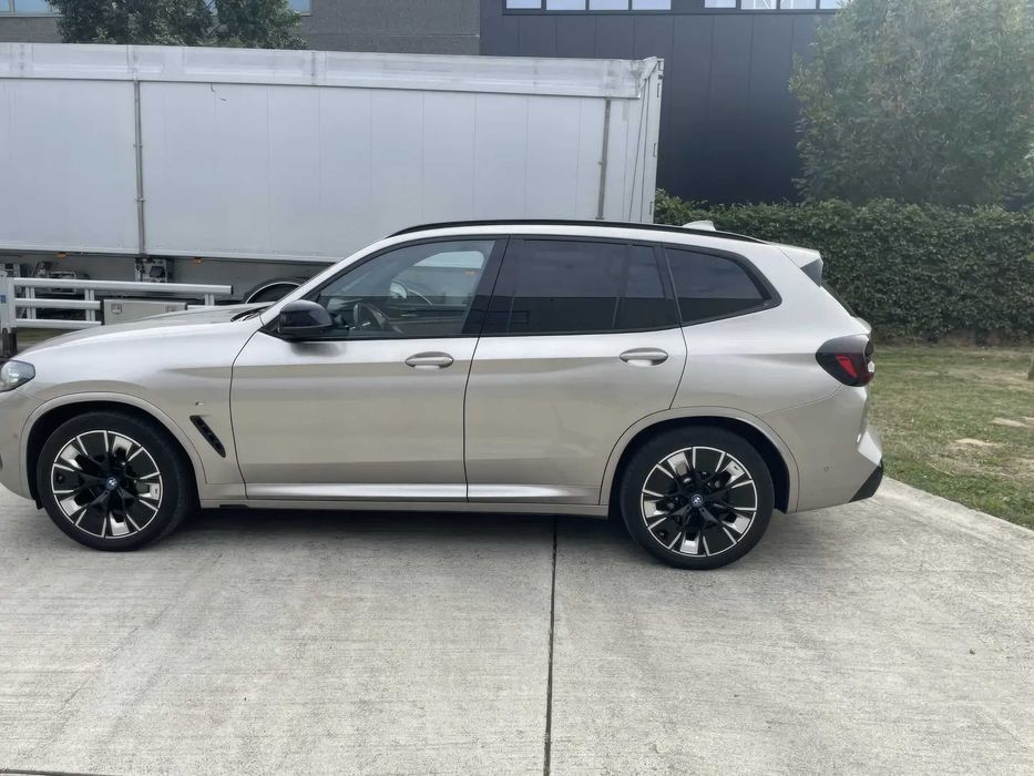 BMW iX3      2023