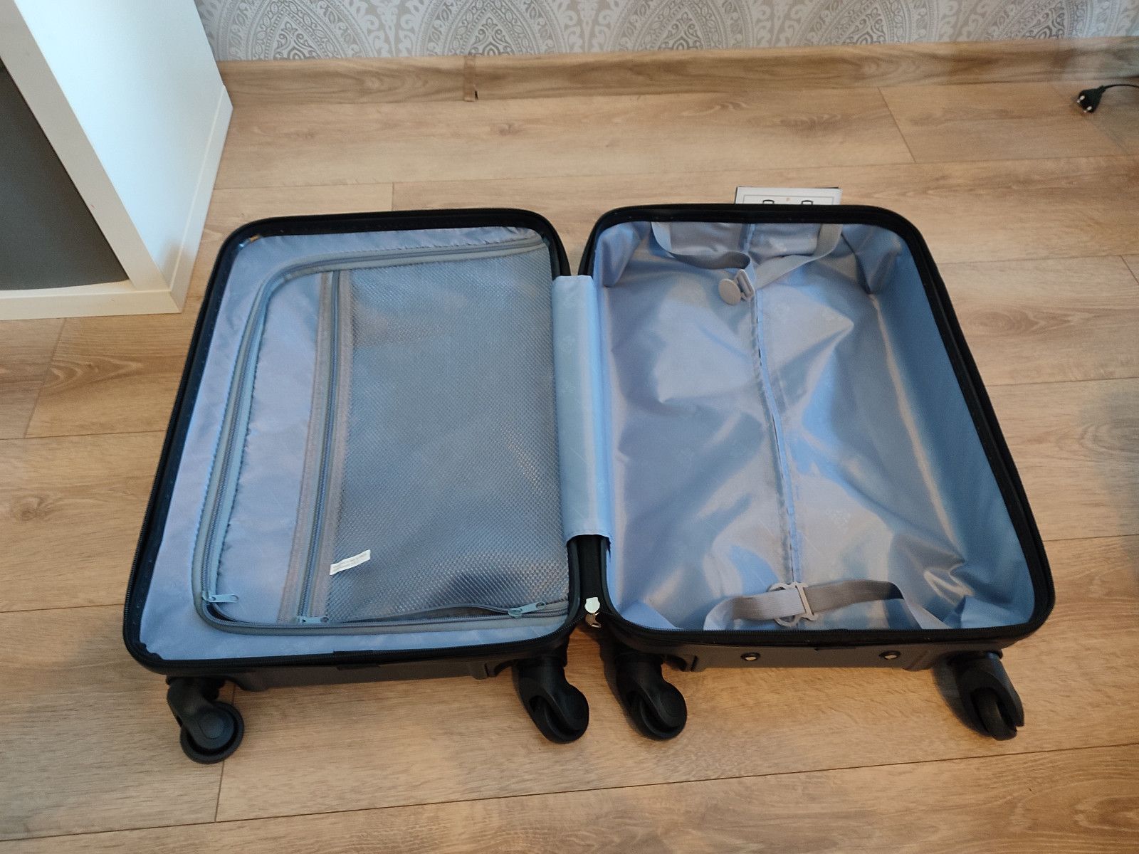 Nowa szara walizka podróżna