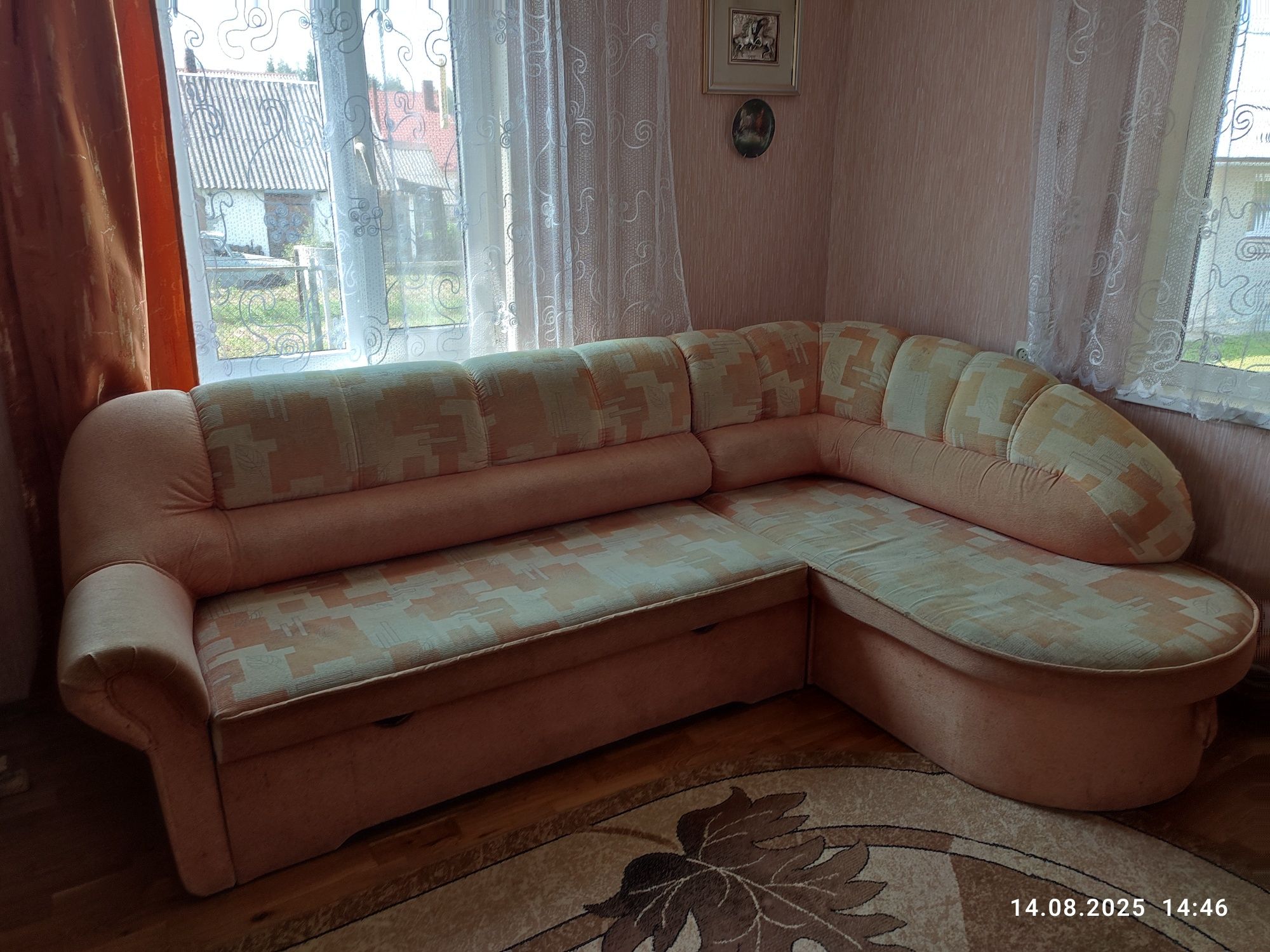Кутовий диван у вітальню