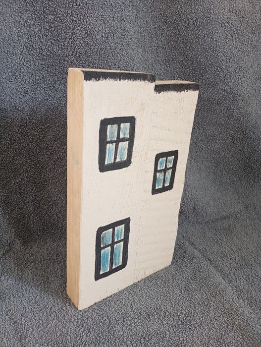 Domek ręcznie namalowany na desce