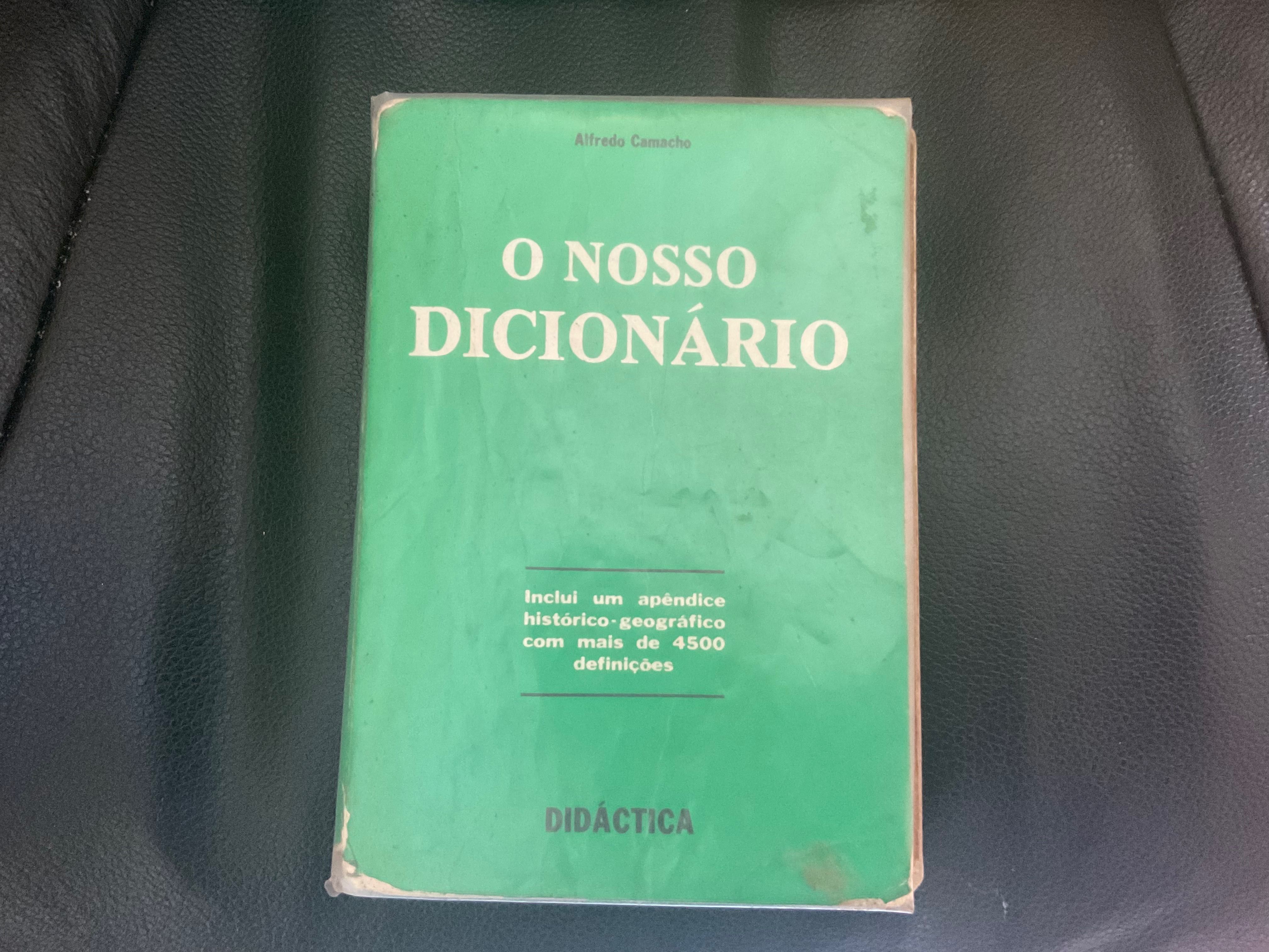 Caderno, dicionário, gramática português contemporâneo