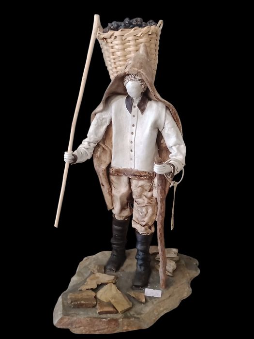 Viticultor na vindima da uva - escultura artesanal de Ester Andrade
