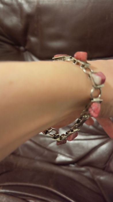 Вишуканий вінтажний браслет ручної роботи з бордовим натураль камінням