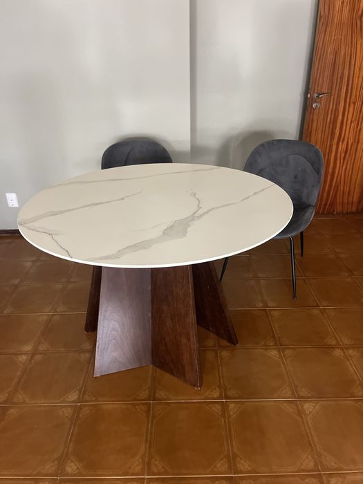 Mesa com duas cadeiras