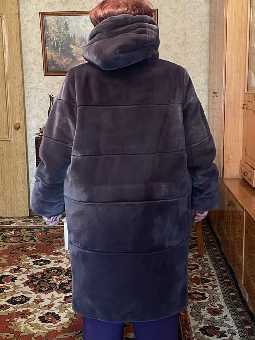 Нове хутряне пальто з капюшоном.