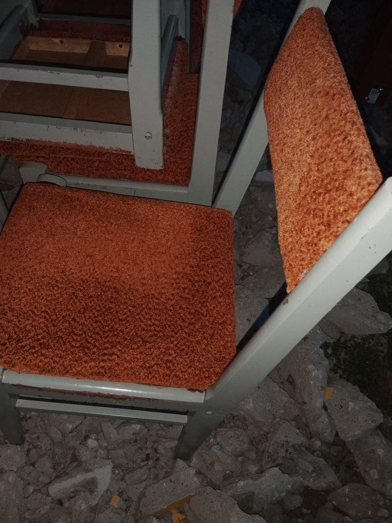 Krzesła bardzo stabilne nie zniszczone