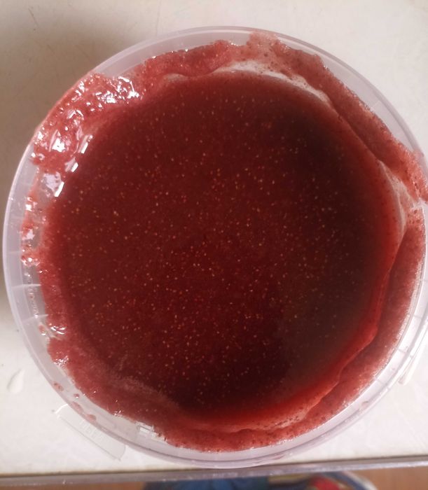 Свежая лесная земляника с сахаром