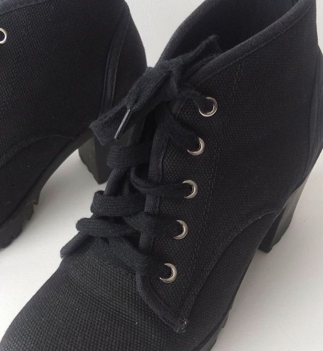 Botins de tacão alto