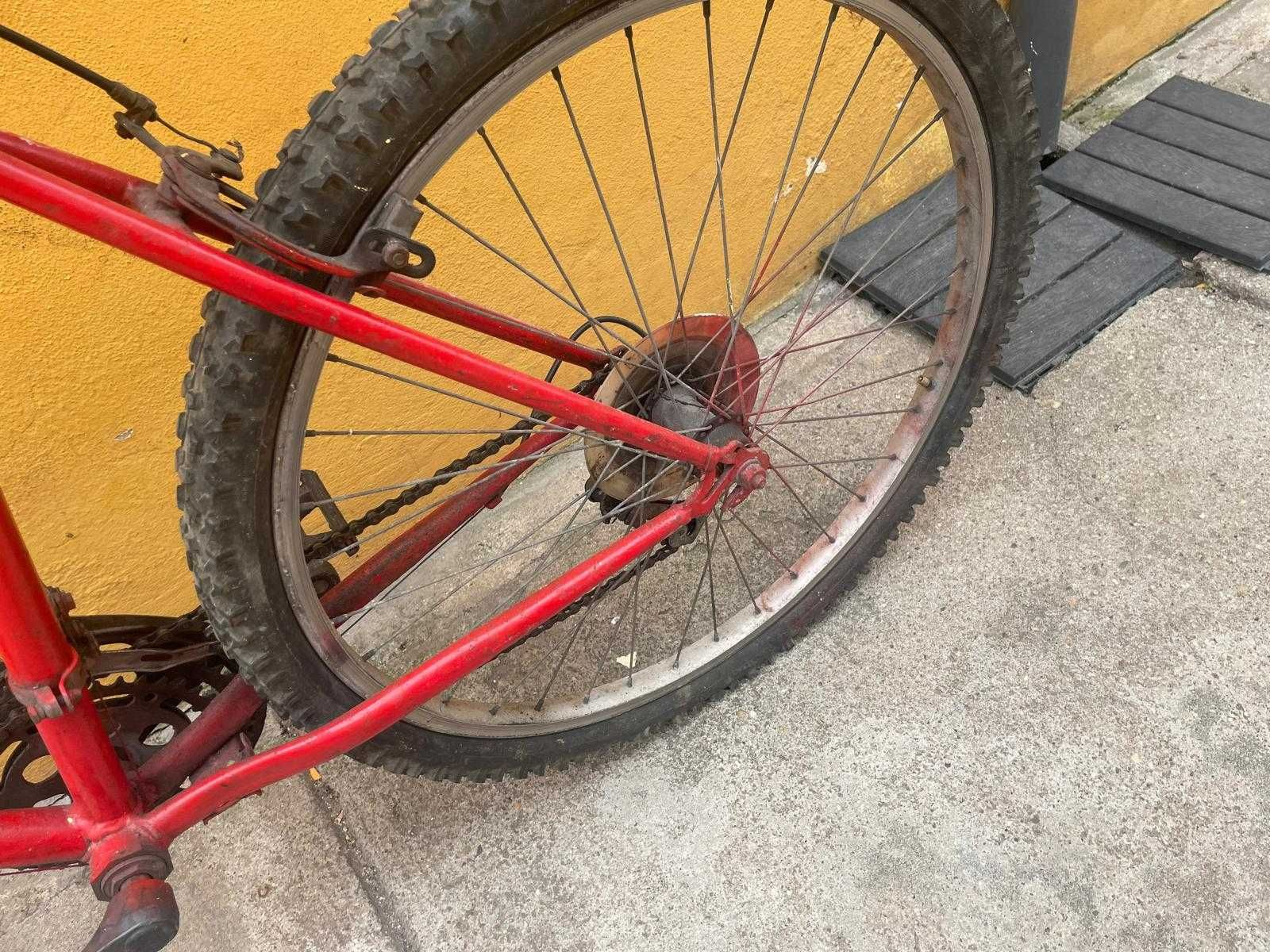 Bicicleta de montanha vermelha usada
