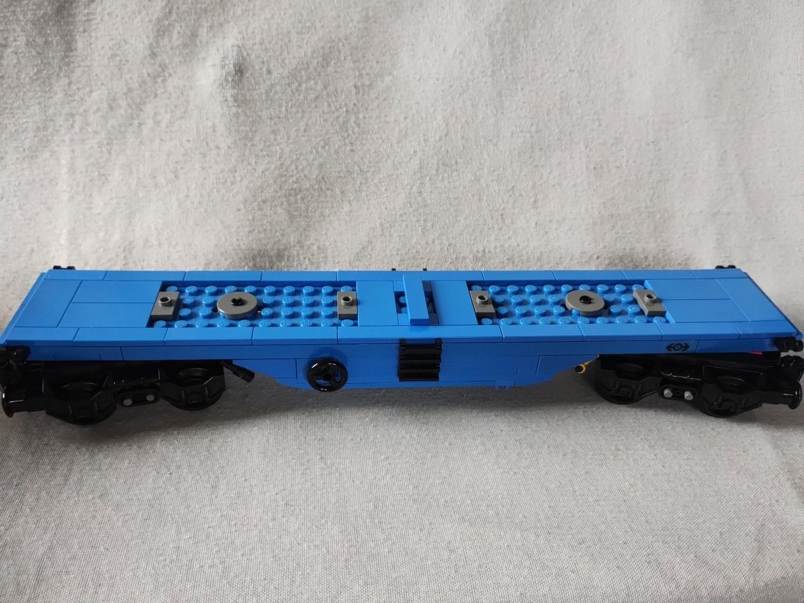 LEGO train, pociąg towarowy, wielki wagon kolejowy z kontenerami