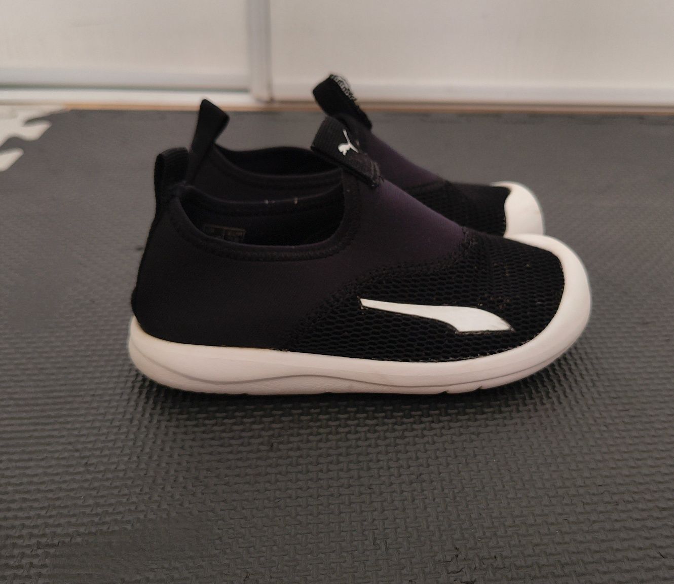 Czarne przewiewne wsuwane adidasy Puma aqua cat rozmiar 28