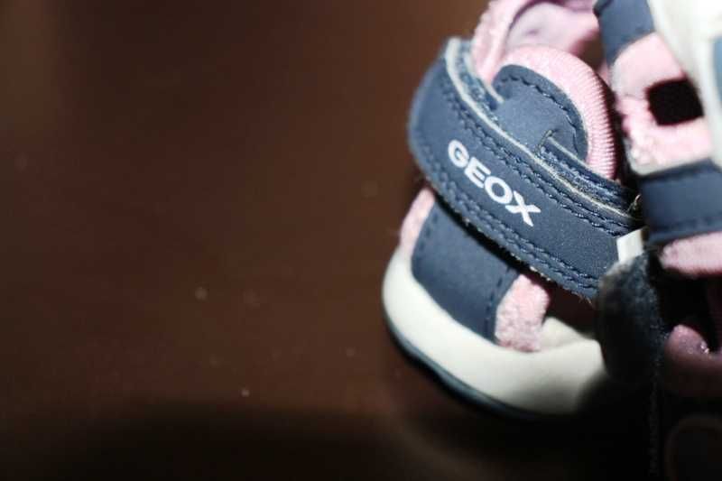 Sandálias azuis e cor de rosa da GEOX tamanho 20