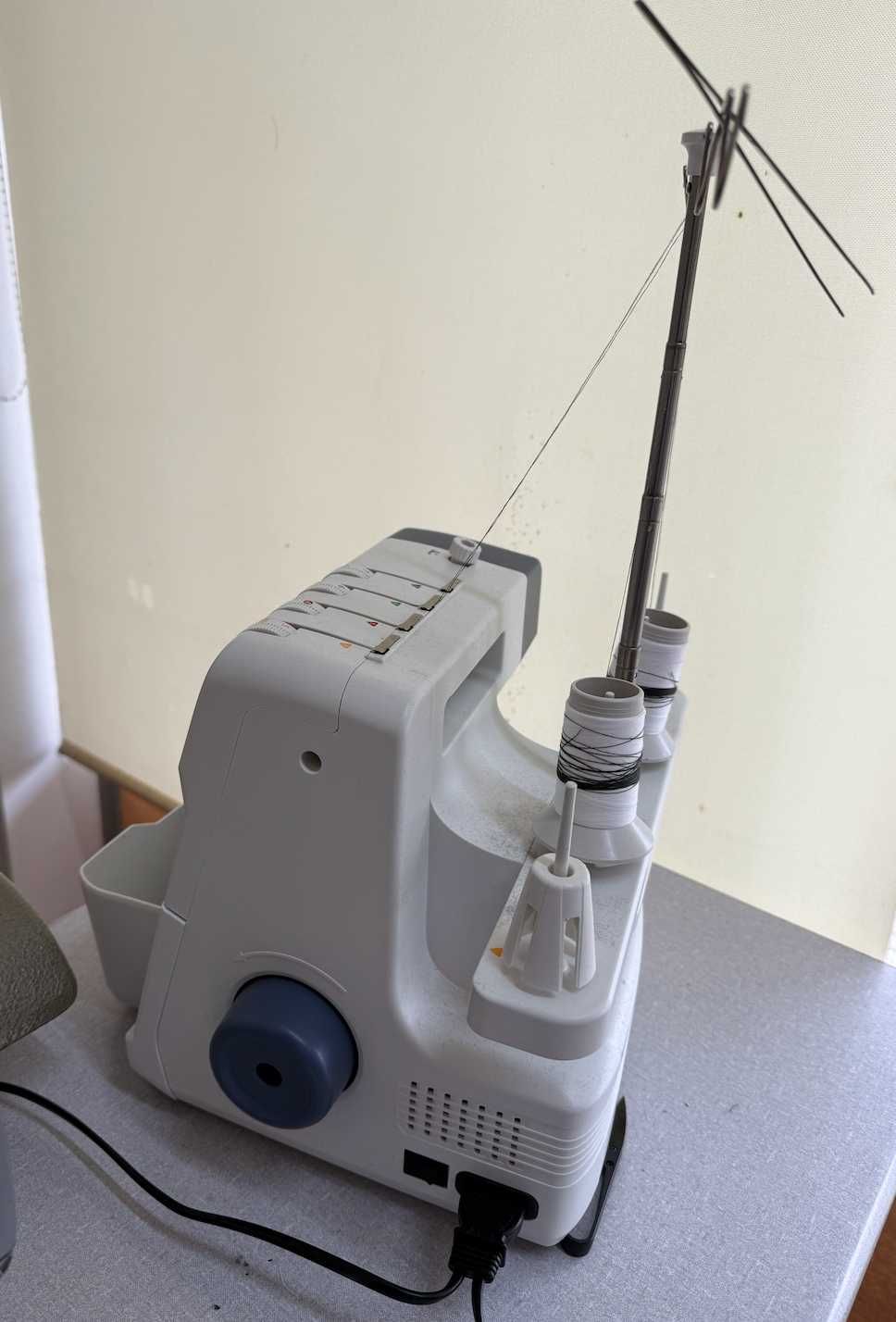 Overlock NECCHI NL11C 4linhas Máquina de corte e cose