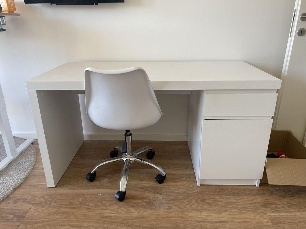 Mesa Secretária MALM IKEA 140x65 com Cadeira