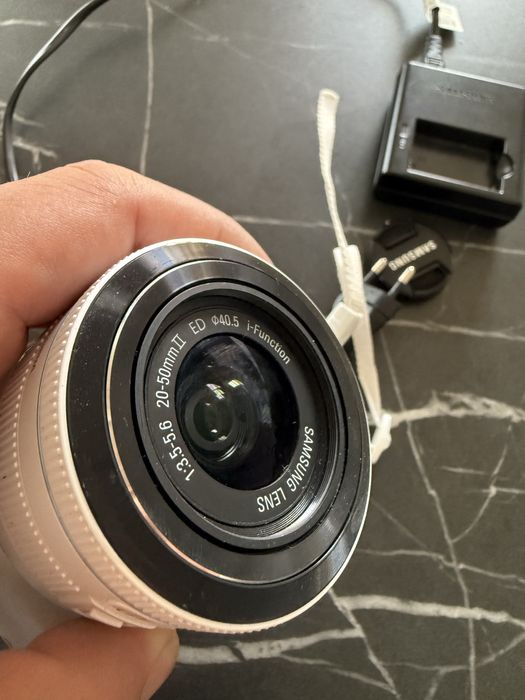 Samsung NX100 - Bezlusterkowiec