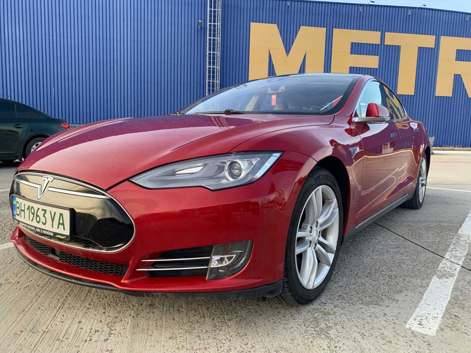 Tesla Model S 2014 г.в. (на коже с панорамой)