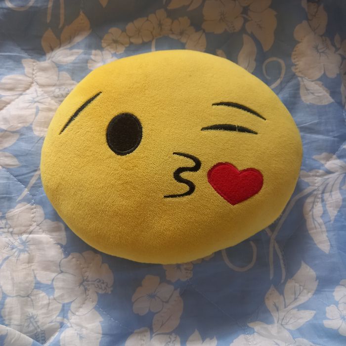Maskotka emotikon kiss okrągły pluszak emoi poduszka
