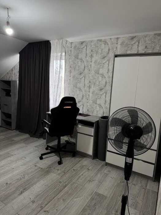 просторий будинок 228 м² з цокольним поверхом та  ділянкою 23 сотки