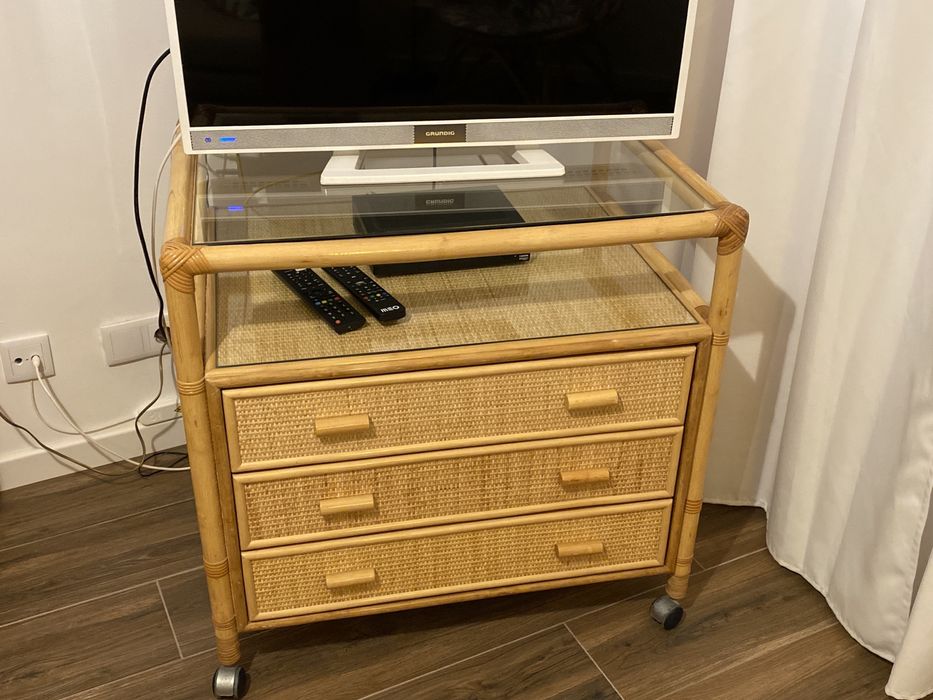 Movel em bambu para tv com arrumação