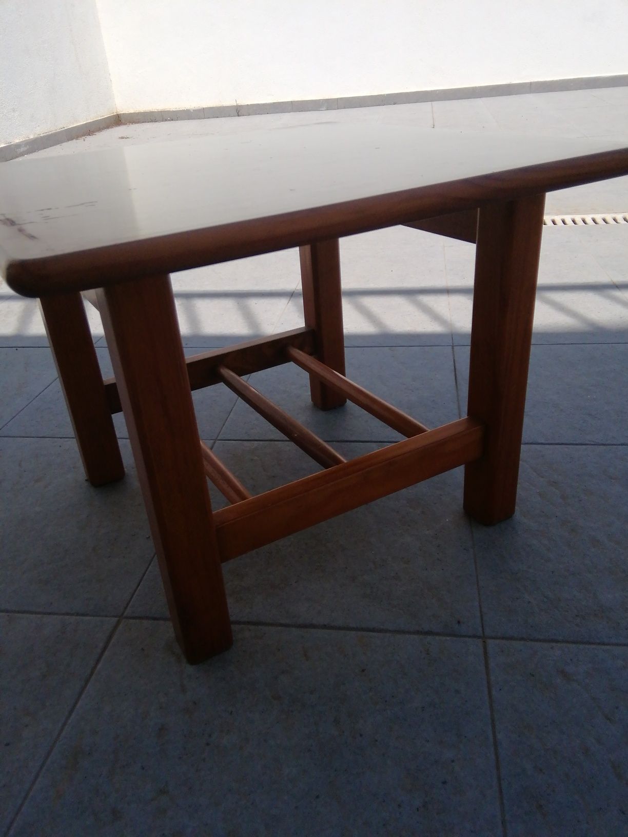 Mesa de apoio pinho escurecido