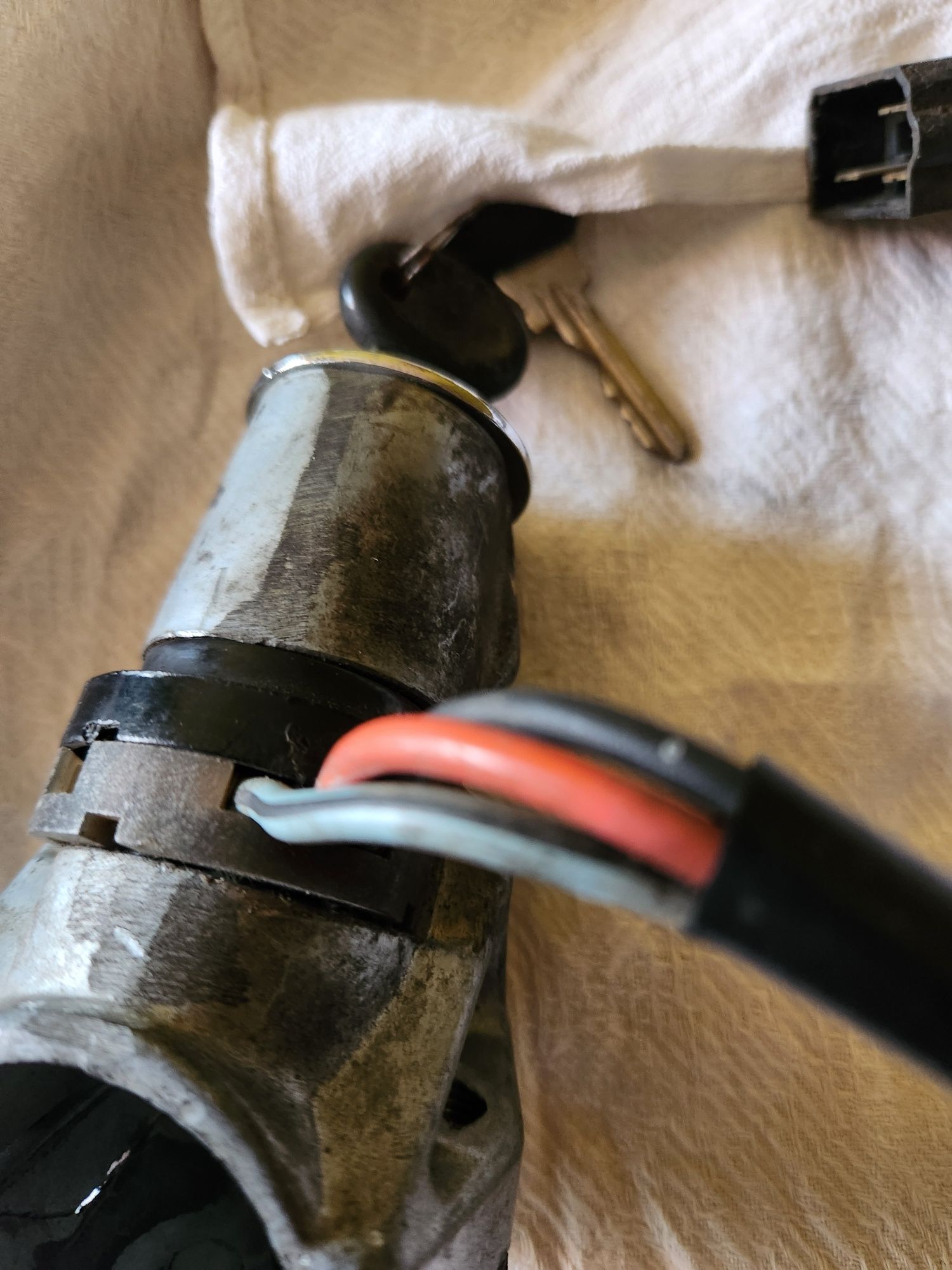 Stacyjka fiat 126p.Śruby antykradzieżowe. Nowy filtr paliwa
