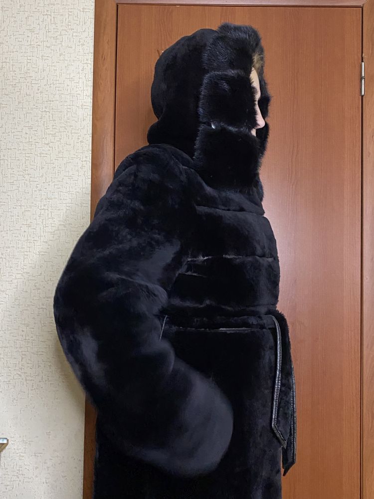 Шуба мутон , капюшон норка