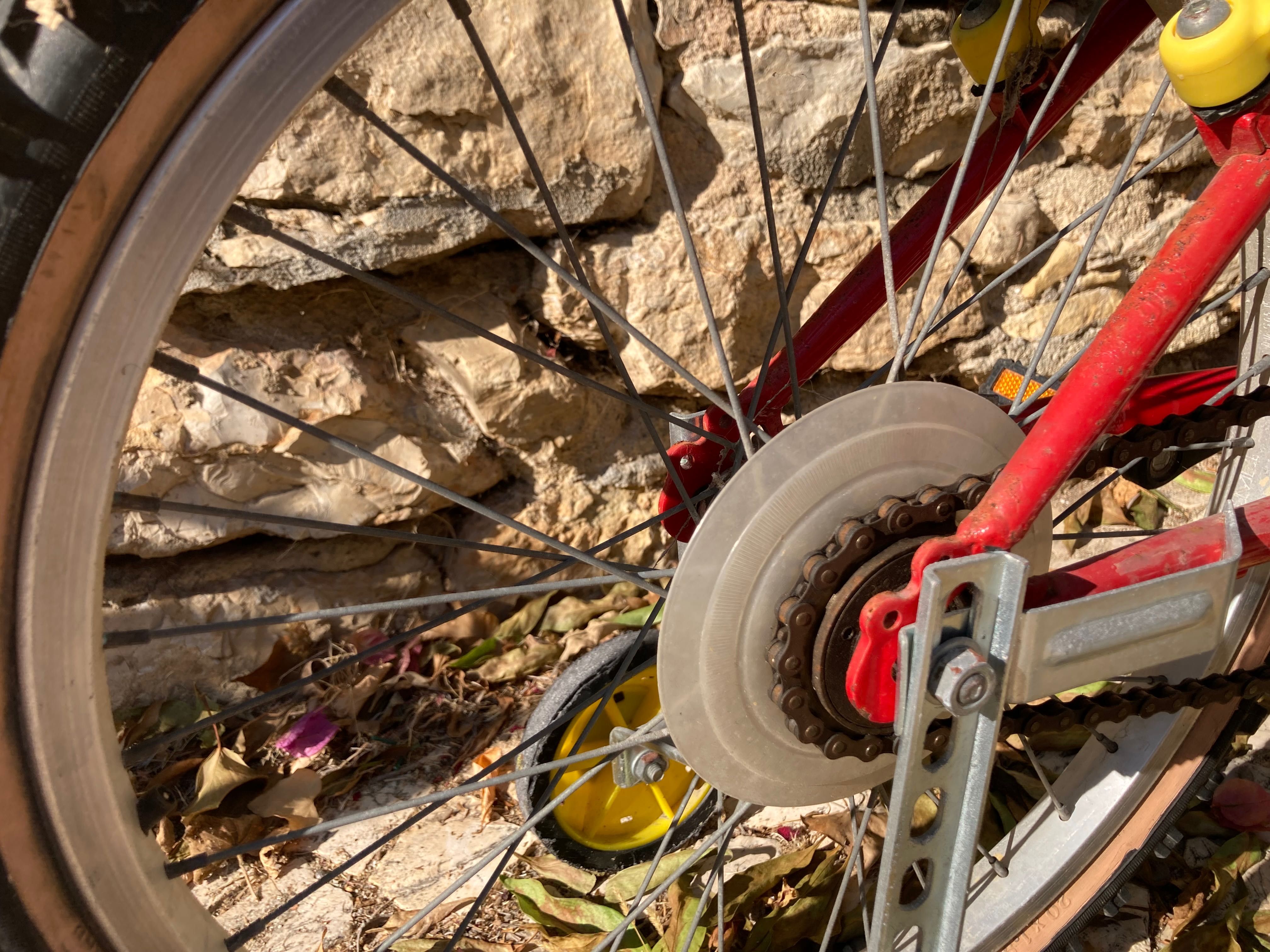 Bicicleta de criança antiga com rodinhas