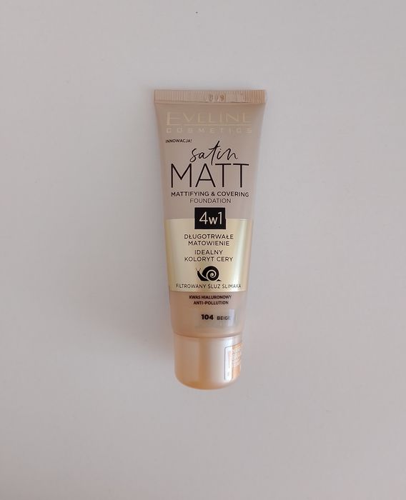 Kryjący Podkład 4w1 w odcieniu 104 Beige Eveline.
Eveline Cosmetics Sa