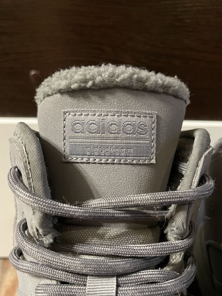 Кросівки Adidas.