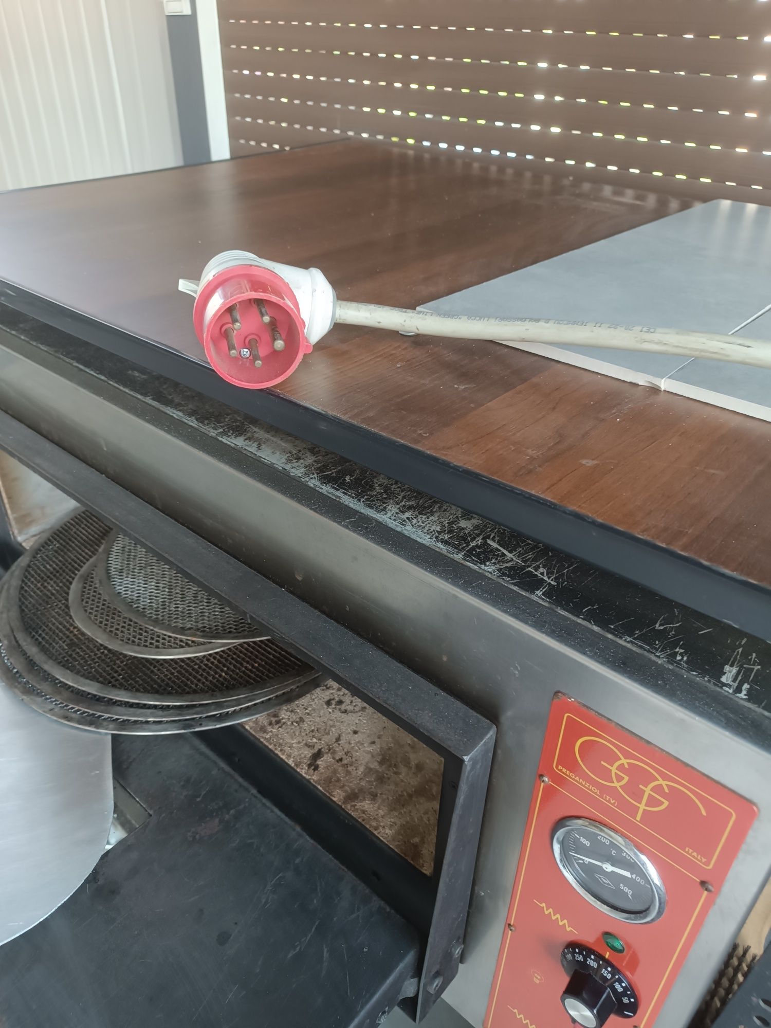 Piec do pizzy GGF elektryczny  380 V z płytami szamotowymi