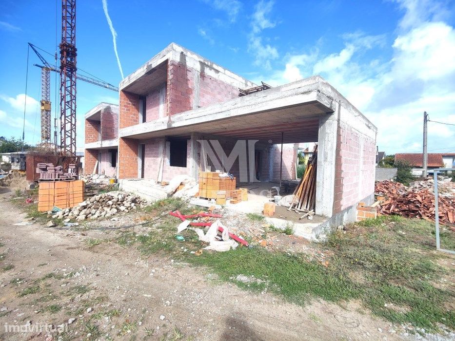 Moradia T3 em construção situada na Correlhã - Ponte de Lima