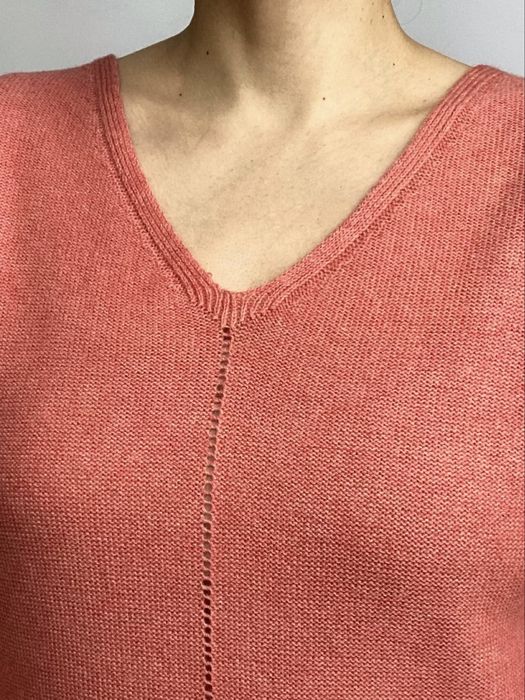 Ażurowy sweter damski z dekoltem w serek koralowy różowy Promod M 38