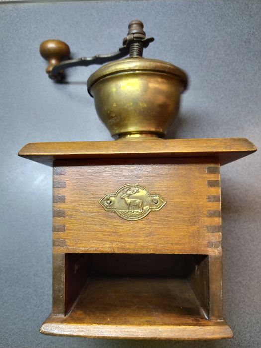 Stary drewniany młynek do kawy