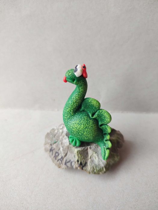Figurka smoka wawelskiego z modeliny ma kamieniu