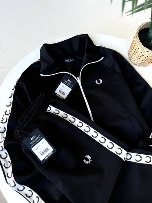 Костюм Fred Perry на лампасах