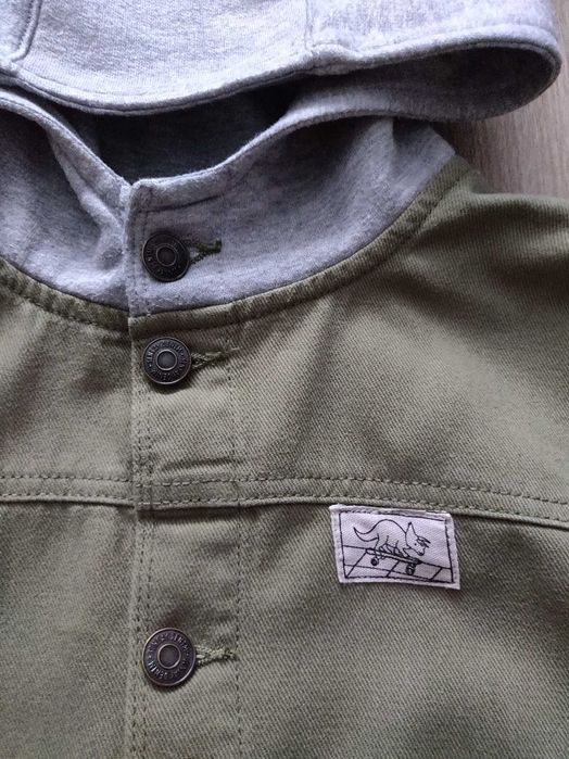 Коттоновая куртка Sinsay р. 140 зеленого цвета с капюшоном.