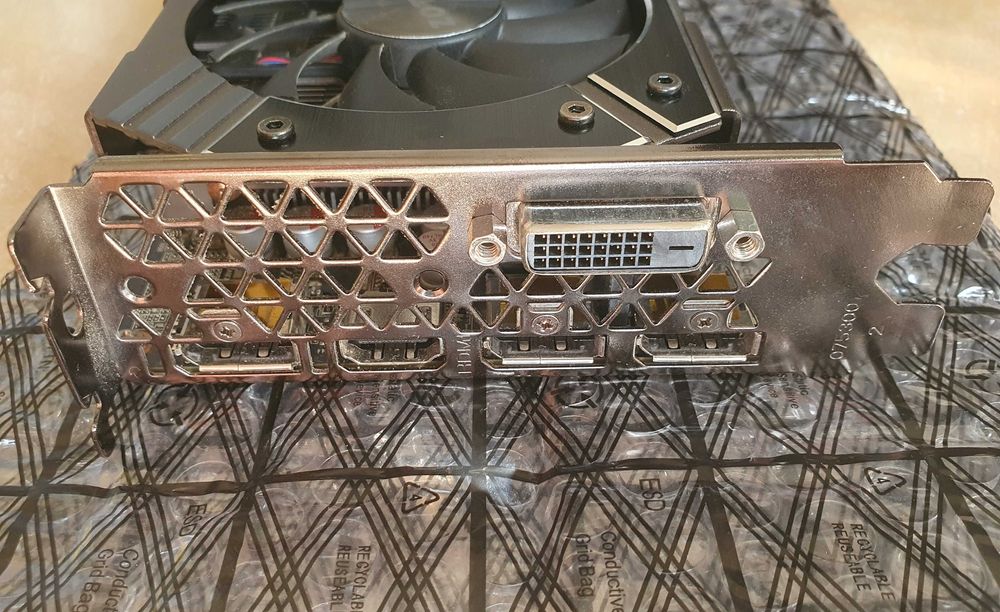 Placa gráfica ZOTAC Geforce GTX1060 3GB na caixa original.