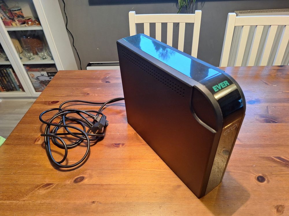 Zasilacz UPS Ever ECO 1000 LCD, stan techniczny bdb
