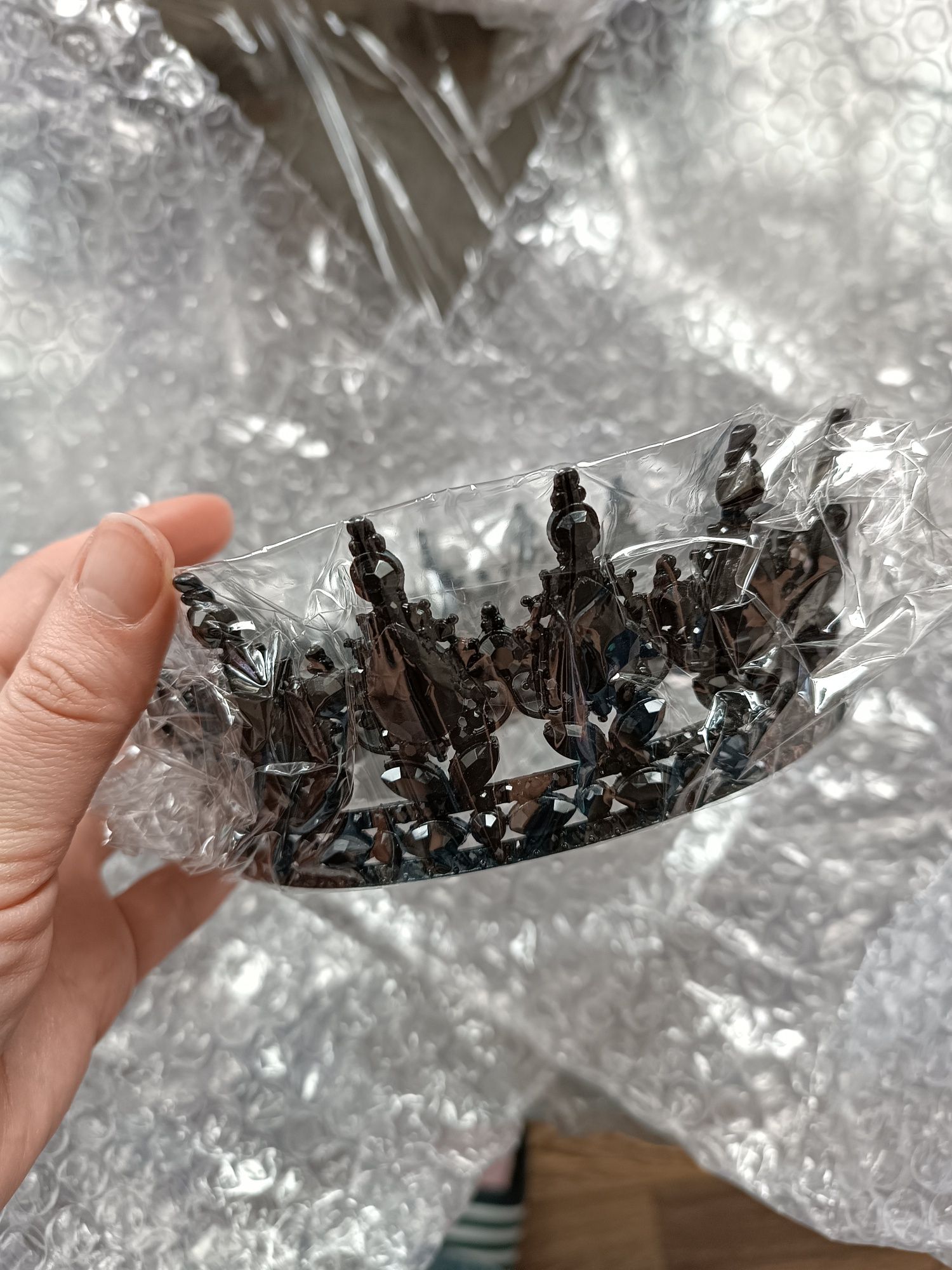 Nowa czarna korona, średnica 12 cm.
