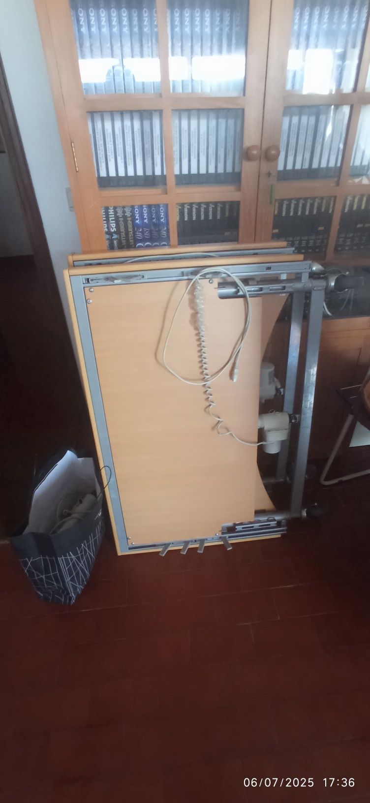 Cama articulada e elevatória com pêndulo e colchão