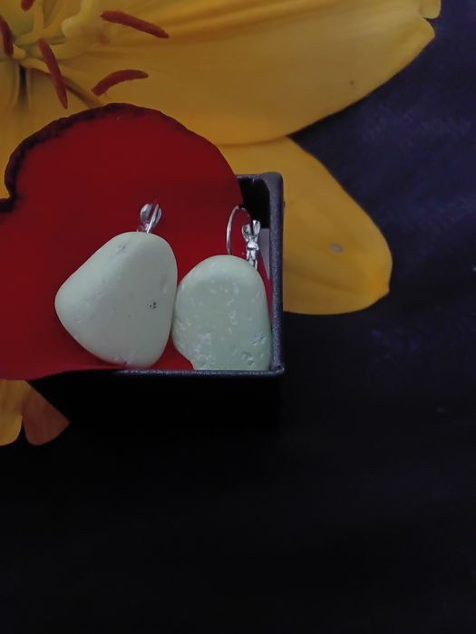 Par de Brincos feitos com duas pedras naturais de Crisoprásio