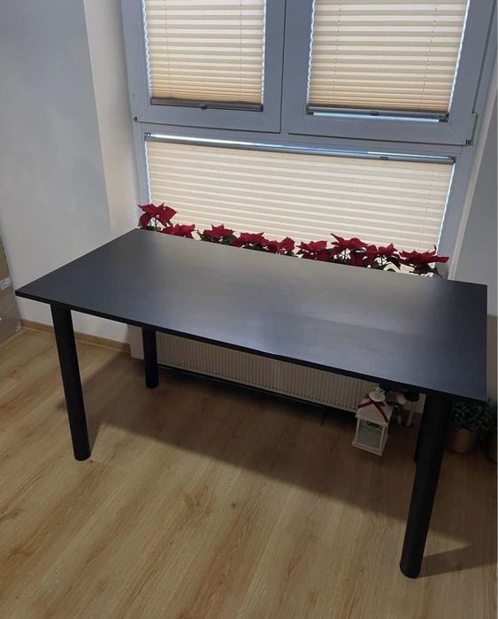 Czarne solidne biurko