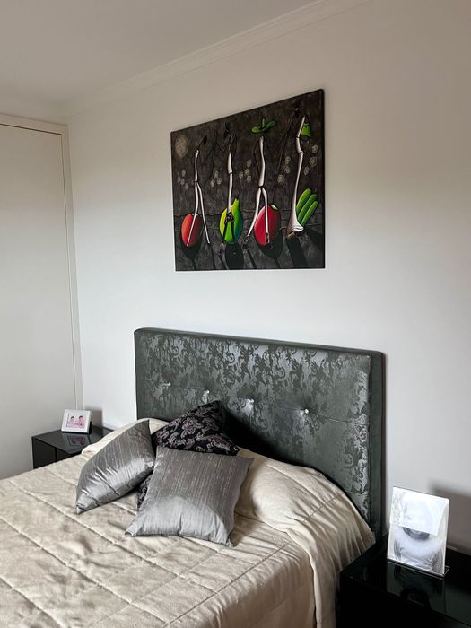 Cama de casal cinzenta