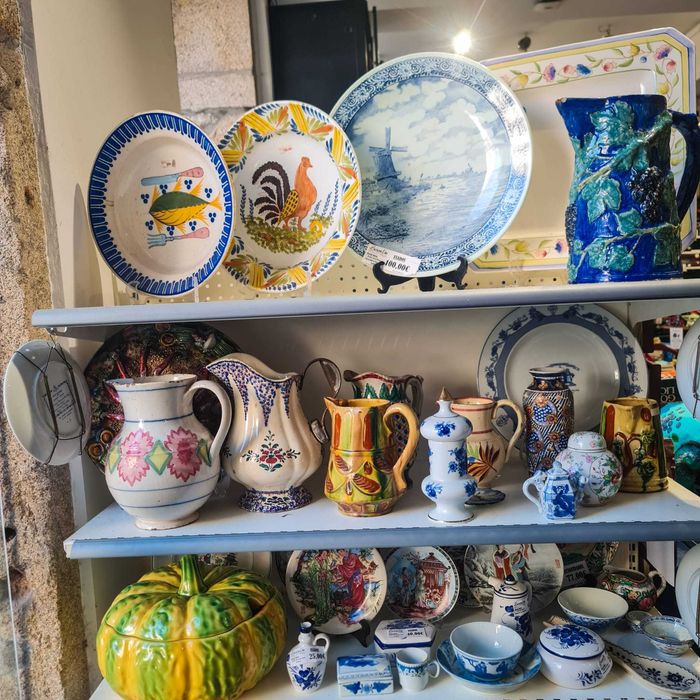 Jarro/Caneca Antiga Cerâmica Azul c/ Relevo de Uvas – Pintado à Mão
