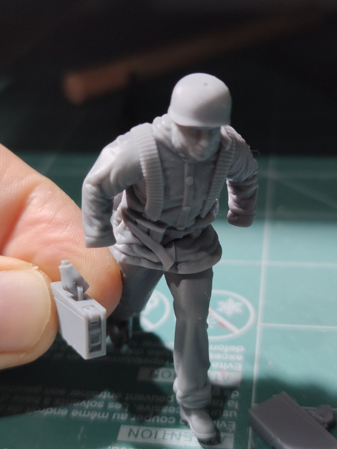 Figurka żołnierz skala 1/25 do modeli kartonowych